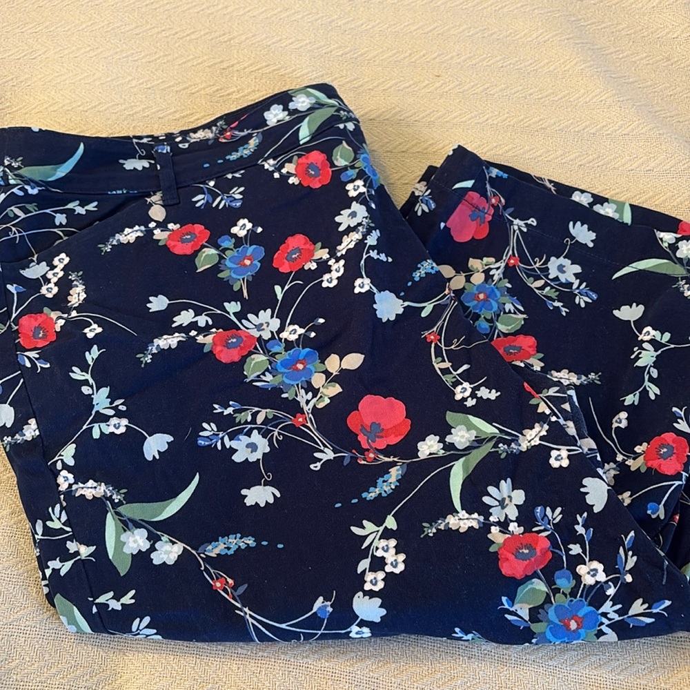 St. John’s Bay plus size capris navy with flowers 20W